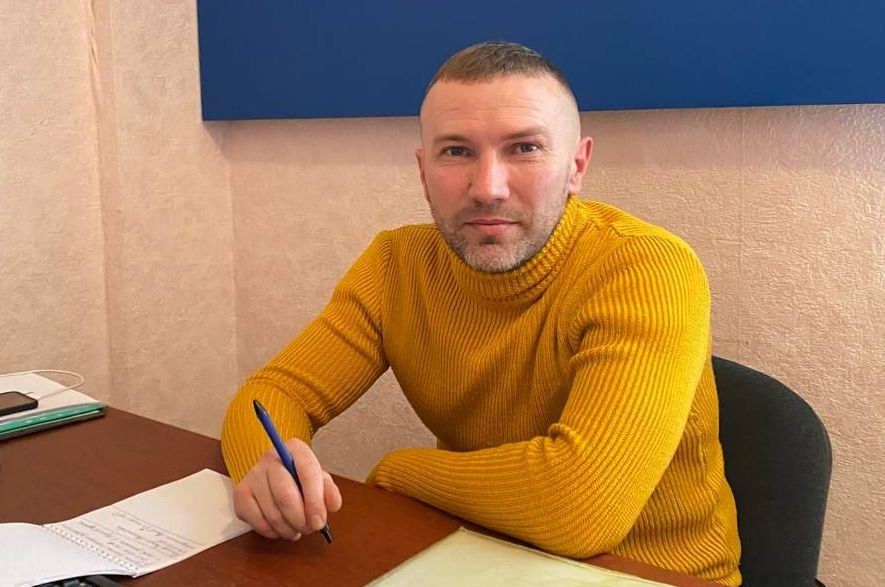 Рівний  - рівному: у  Богодухові майже два місяці  працює помічник ветерана