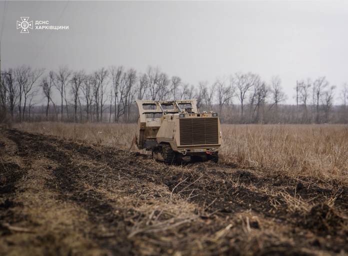 Рятувальники показали, як на Харківщині працює машина розмінування (відео)