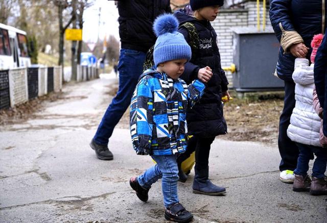 З трьох районів Харківщини примусово евакуюють сім'ї з дітьми