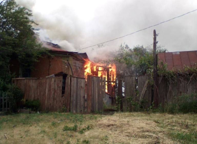 У селі на Богодухівщині через атаку дронами згорів будинок