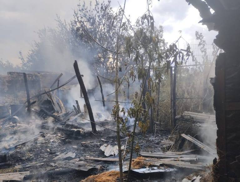 Через обстріл у селі на Богодухівщині спалахнула пожежа