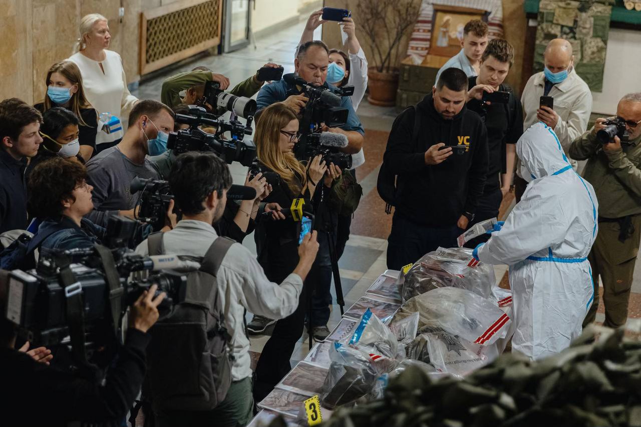Репатріація тіл: сьогодні Міністр внутрішніх справ України Ігор Клименко показав журналістам, як росія знущається з пам’яті полеглих.
