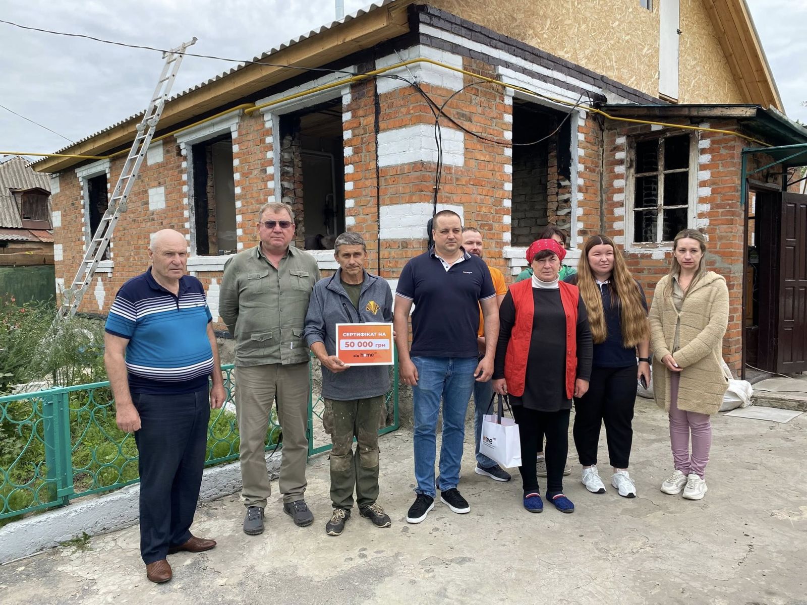 Родина з Богодухівської громади отримала сертифікат на відновлення будинку