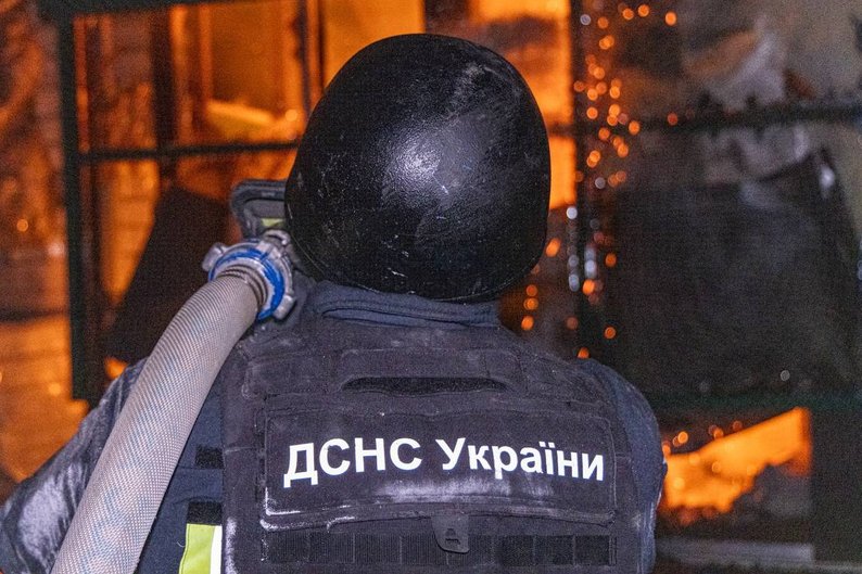 Внаслідок тригодинної нічної атаки на Харків постраждали п'ятеро людей, серед них — троє рятувальників