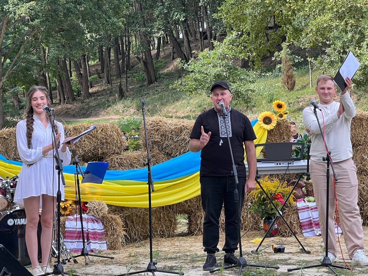 У Краснокутській громаді на мальовничих Співочих Терасах відбулися урочистості до Дня Державного Прапора та Дня Незалежності України