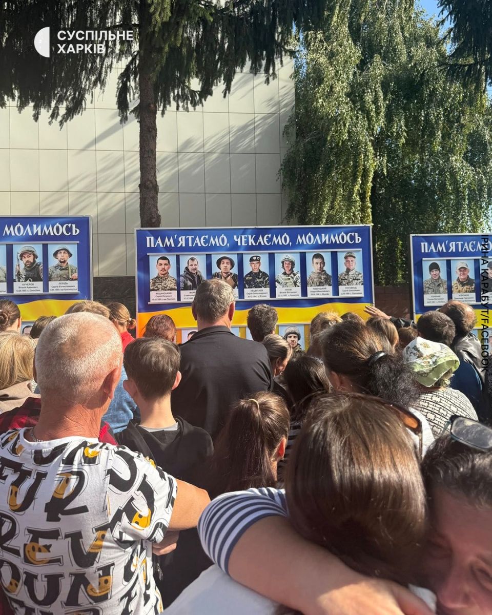У  Краснокутську відкрили алею з портретами зниклих безвісти захисників