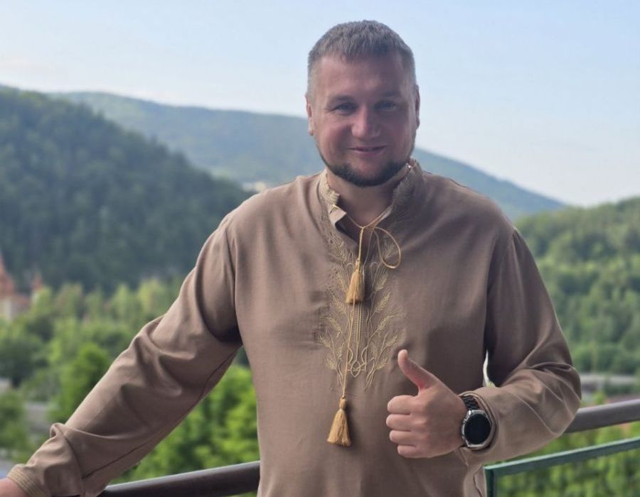 CПРАВА, ЯКІЙ ВІН СЛУЖИТЬ