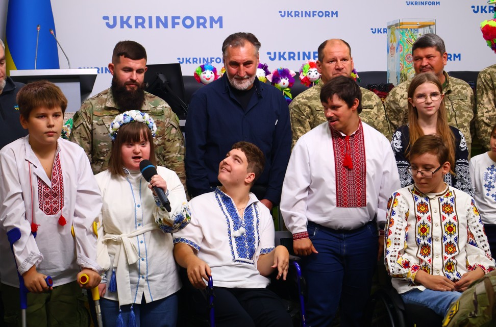 Пліч-о-пліч заради життя: як мистецтво об’єднало воїнів і дітей