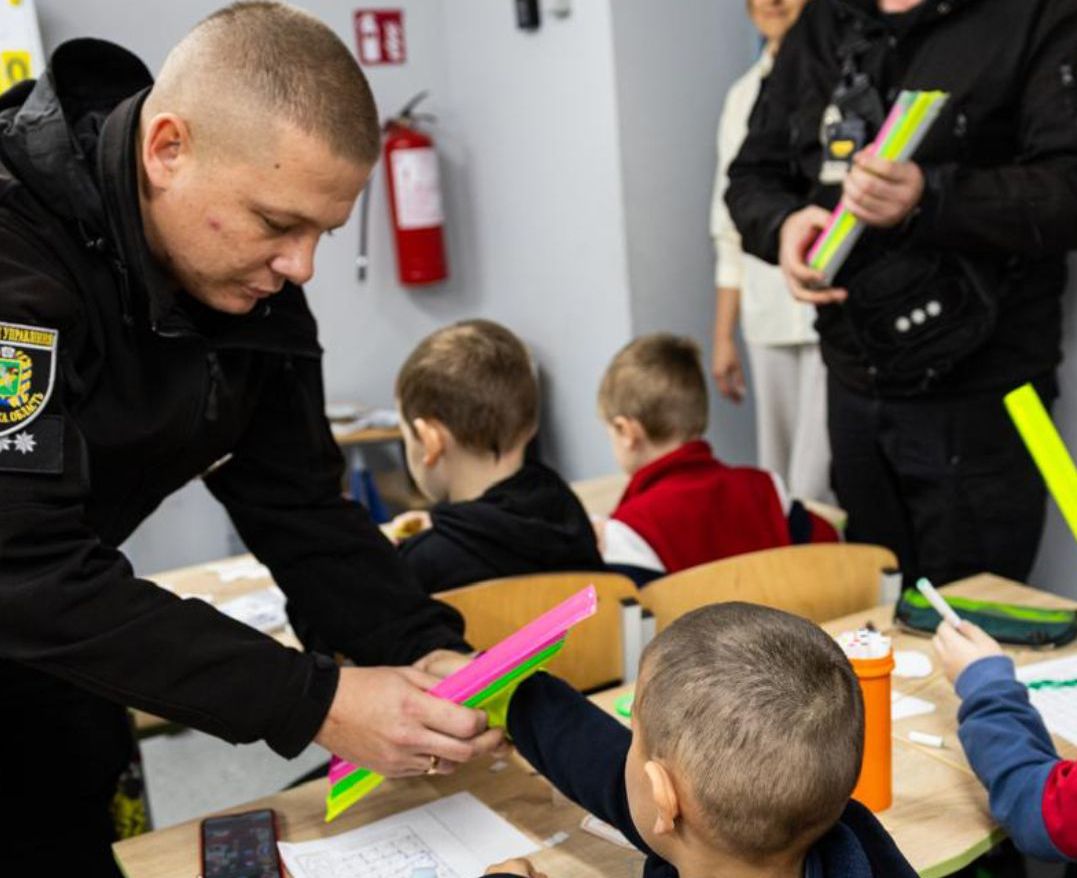 Поліція Харківщини нагадує дітям: будьте помітними на дорогах у темну пору доби