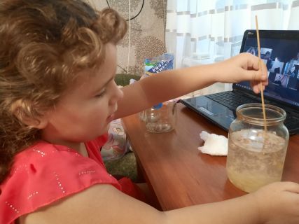 У прифронтовій громаді онлайн-навчання стало вимушеною нормою. Як це позначається на дітях, родинах і вчителях?