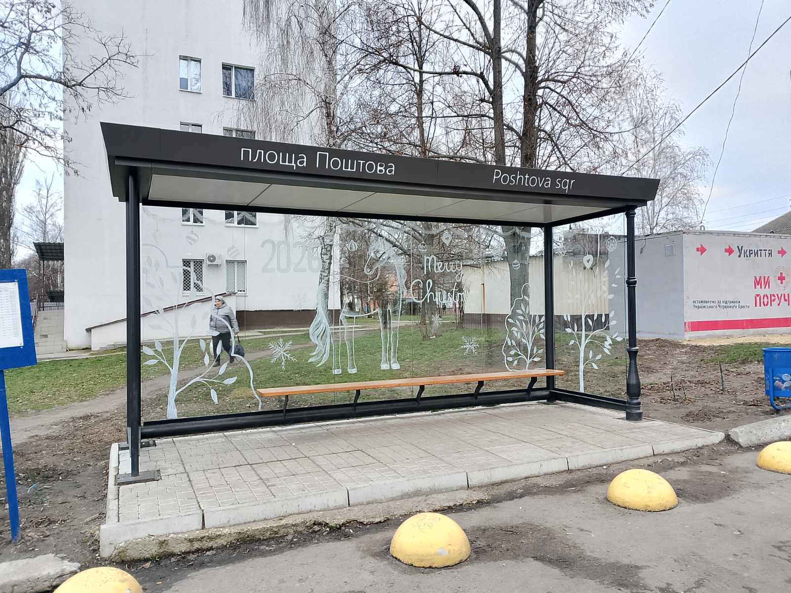 Малюнок на зупинці в Богодухові: як мисткиня дарує свято