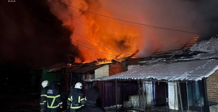 На Богодухівщині пізно ввечері спалахнула масштабна пожежа в багатоквартирному будинку барачного типу