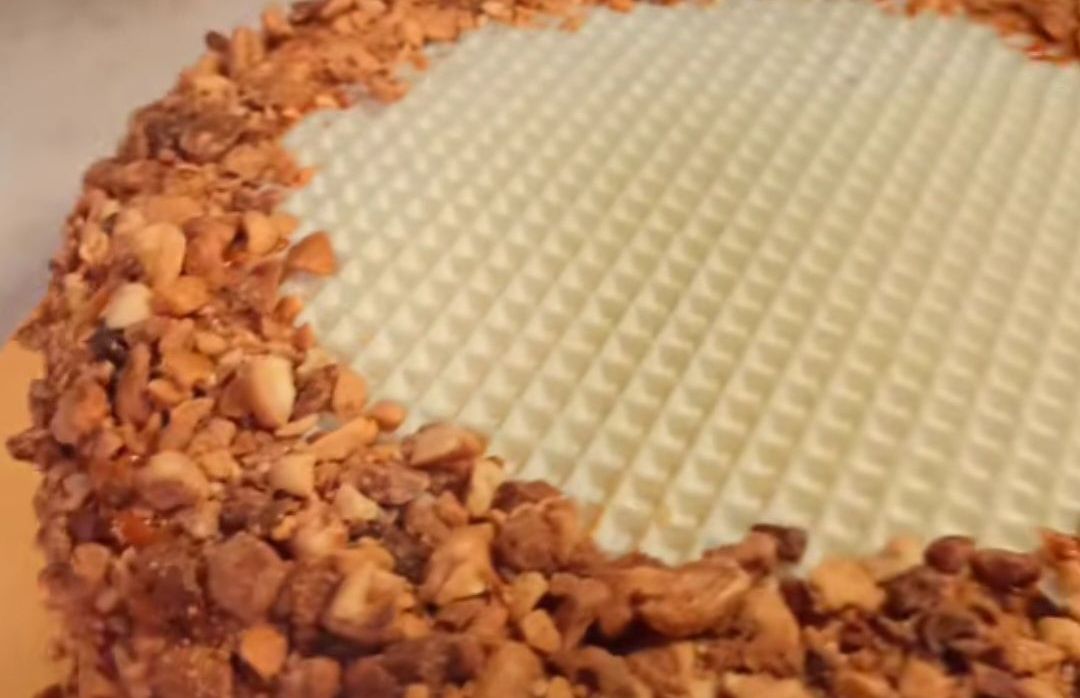 Торт без випікання з кукурудзяних паличок, вафельних коржів і вареної згущенки