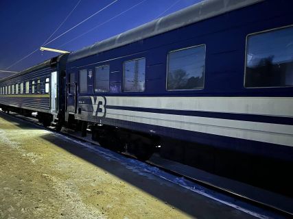 Укрзалізниця розгорнула вагони незламності в Києві та Харкові після чергового обстрілу