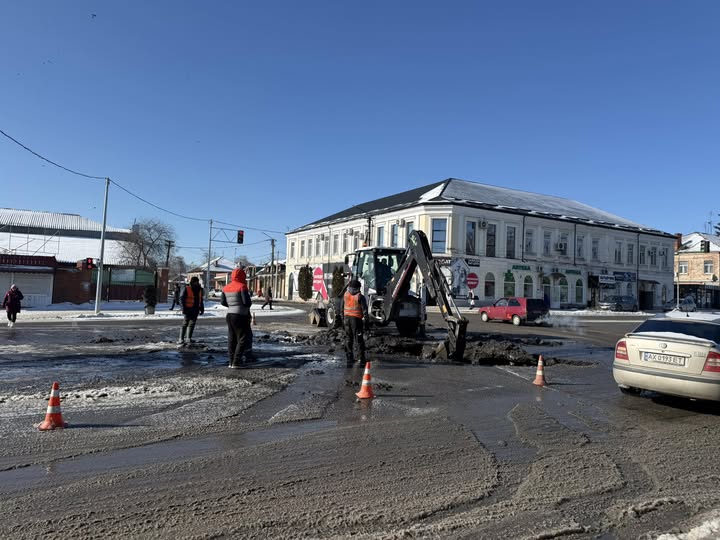 У центрі Богодухова ліквідовують серйозну аварію на водогоні