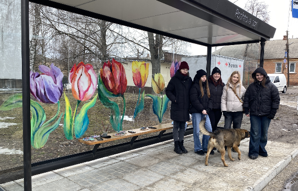 Автобусна зупинка розквітла тюльпанами…