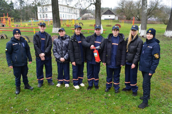 Юні рятувальники «Спалах» опанували роботу з вогнегасником