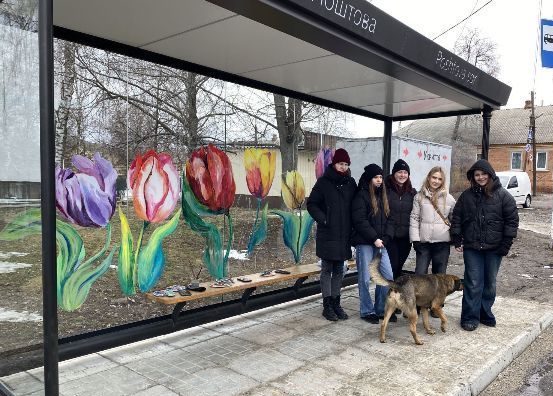 Автобусна зупинка розквітла тюльпанами…
