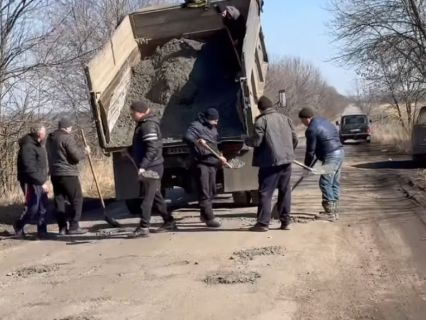 Спільними зусиллями відремонтували ділянку дороги до Сінного