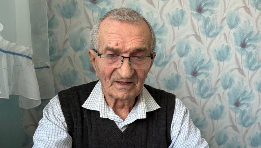 ЙОГО ЗАХОПЛЕННЯ -- КОРЕНЕПЛАСТИКА. І у майстра сьогодні- день народження!