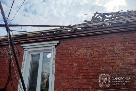 У Богодухові пошкоджено електромережі, 4 вантажні автомобілі, гараж