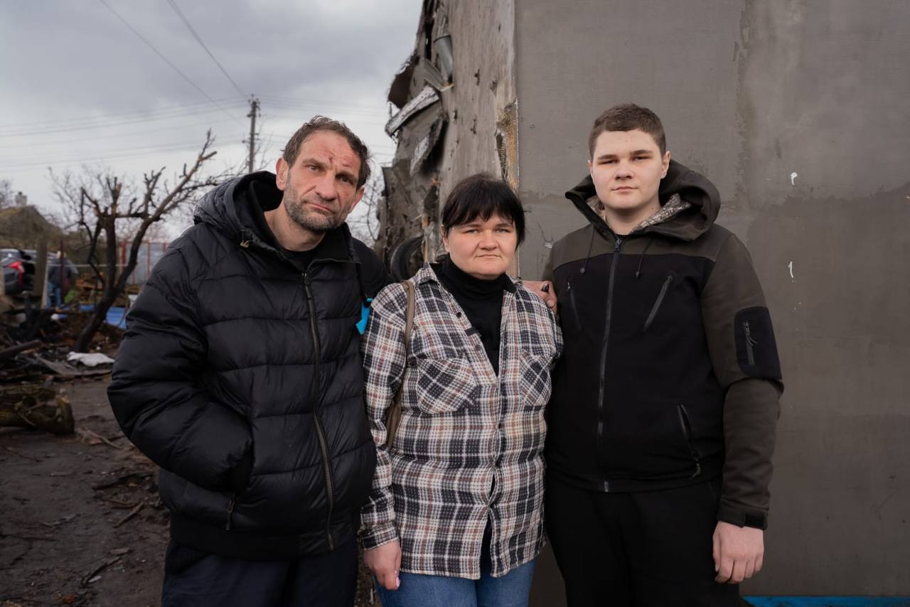 Навіть у такий важкий час, коли втратили все, -подружжя не втрачає оптимізму і почуття гумору...