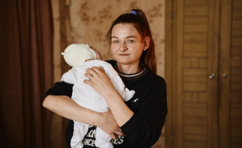 Охрестили доньку жінки, яка втратила чоловіка і трьох дітей через удар рф у Богодухові