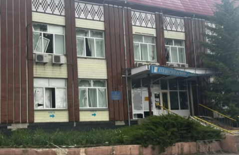 Масовані удари дронів по Богодухівщині: пошкоджені магазини, автобус і будинки