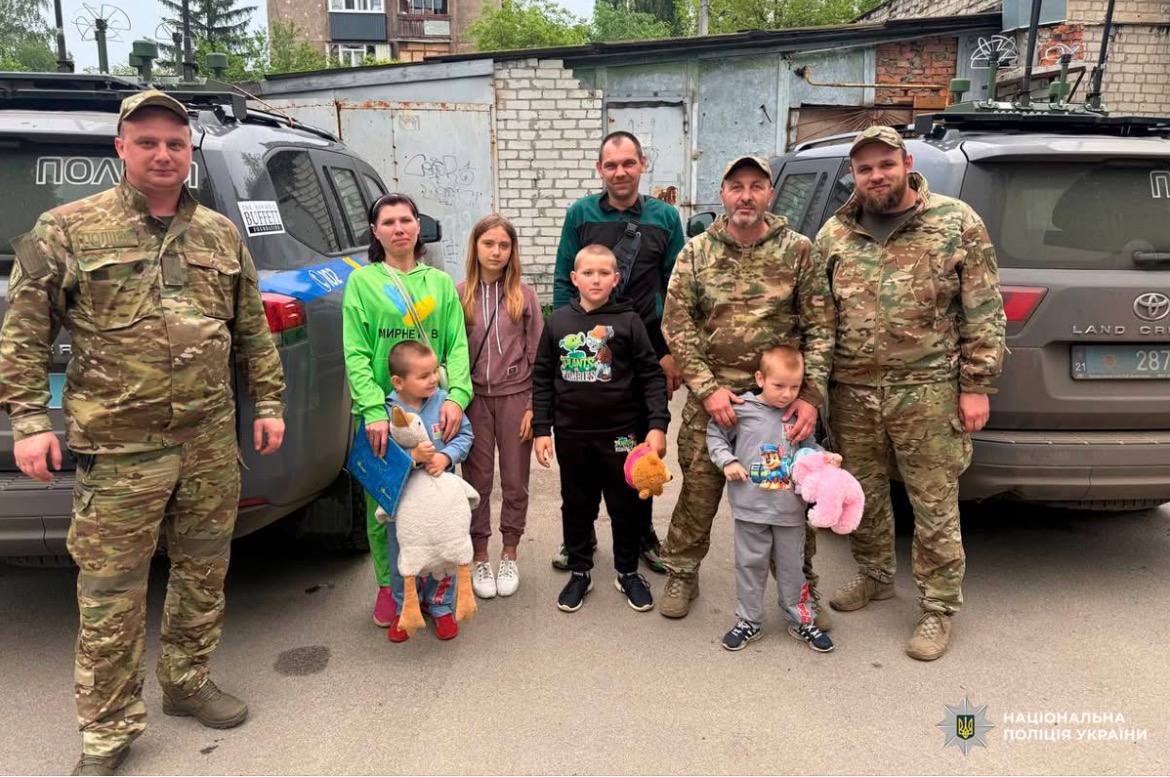 «Білі янголи» евакуювали із Золочівської громади шістьох людей, серед них четверо дітей