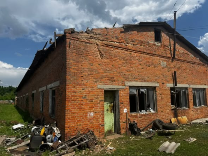 росія масовано атакувала Богодухівщину FPV-дронами: пошкоджені будинки та авто