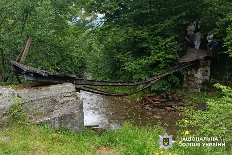 На Буковині обвалився міст із десятками дітей: шестеро школярів потрапили до лікарні