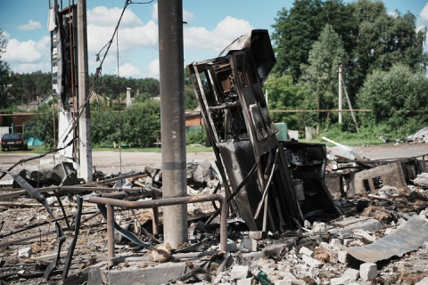 Росіяни зруйнували АЗС у Богодухові: сім'я всю ніч ховалася від пожежі та вибухів
