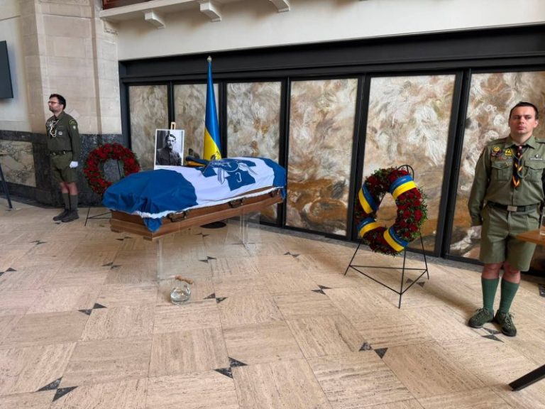 Останки Євгена Коновальця повертають в Україну