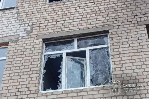 У Золочеві поранено 59-річного чоловіка: пошкоджені адмінбудівлі та медзаклад