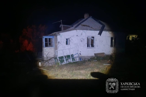 На Богодухівщині через обстріли пошкоджені будинки, адмінбудівля та автомобіль