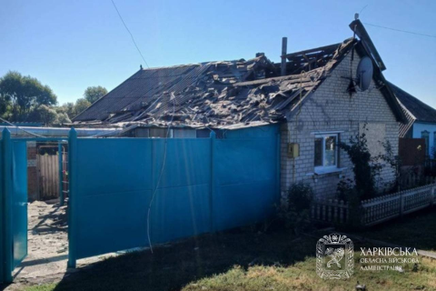На Богодухівщині через обстріли пошкоджені будинки, техніка та автомобіль екстреної медичної допомоги: є поранені