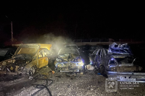 У Золочеві пошкоджено чотири автомобілі, магазин та швидку допомогу