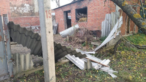 Росіяни вдарили трьома авіабомбами по Золочеву: поранена 72-річна жінка, пошкоджено 13 будинків