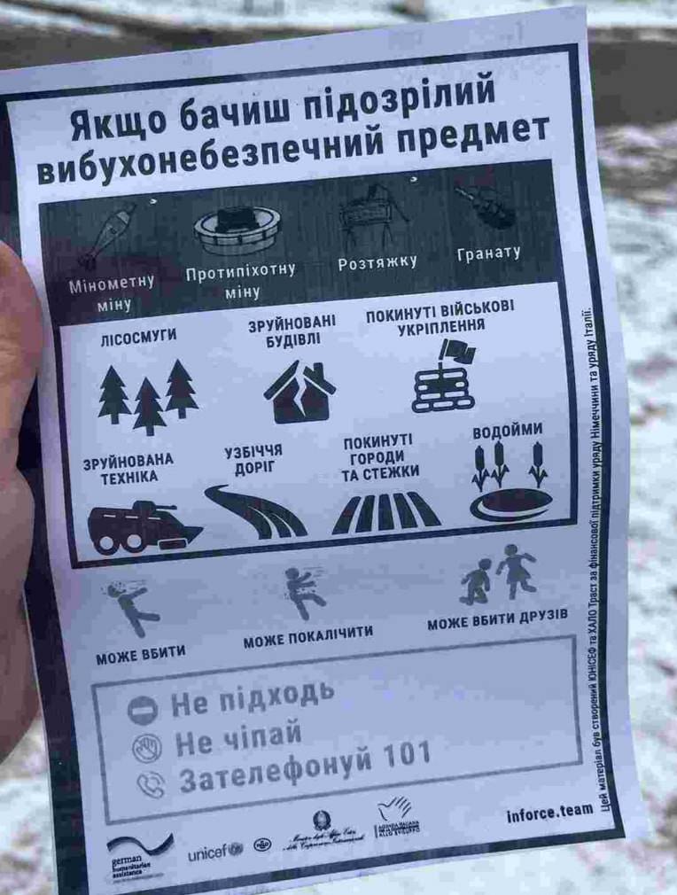 У Богодухові роздають інформаційні листівки про мінну безпеку